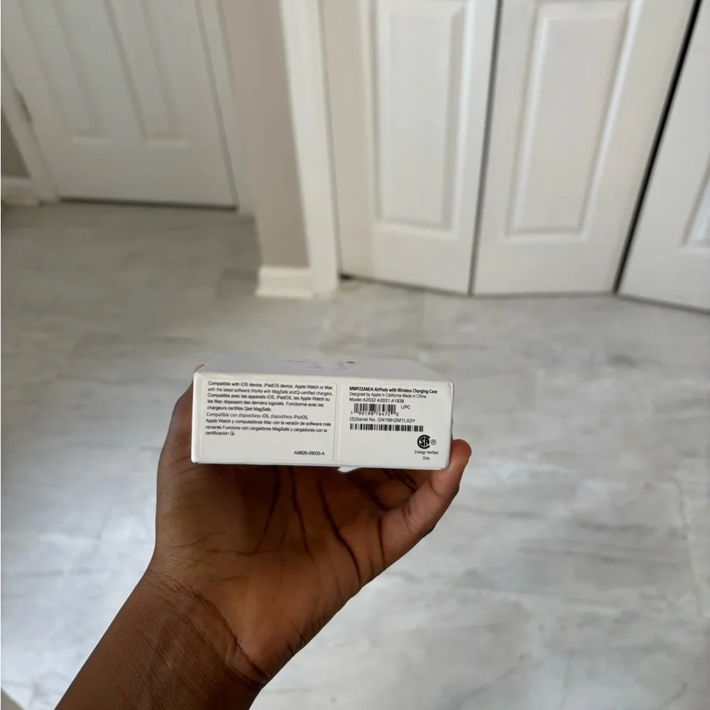 Apple AirPods 2nd generation Wireless Earbuds - White
